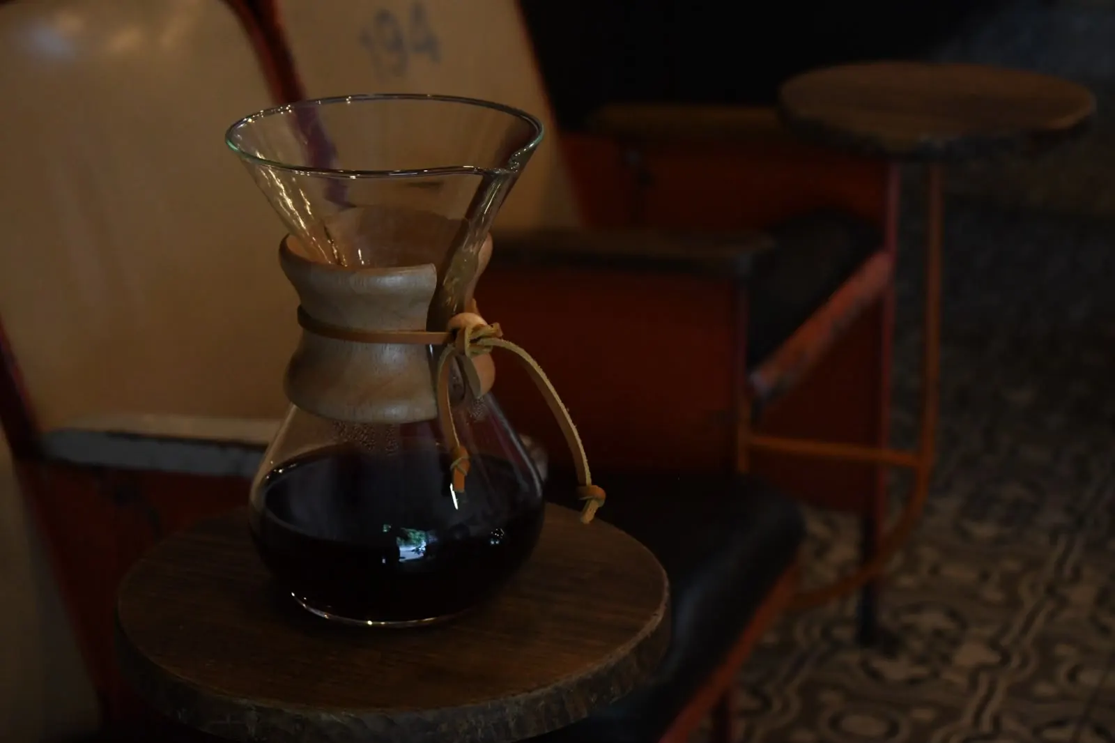 Chemex con café filtrado recién preparado sobre una mesa de madera en Monono Coffee